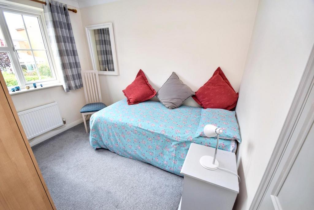 6 Lambourn Avenue bed 4.jpg