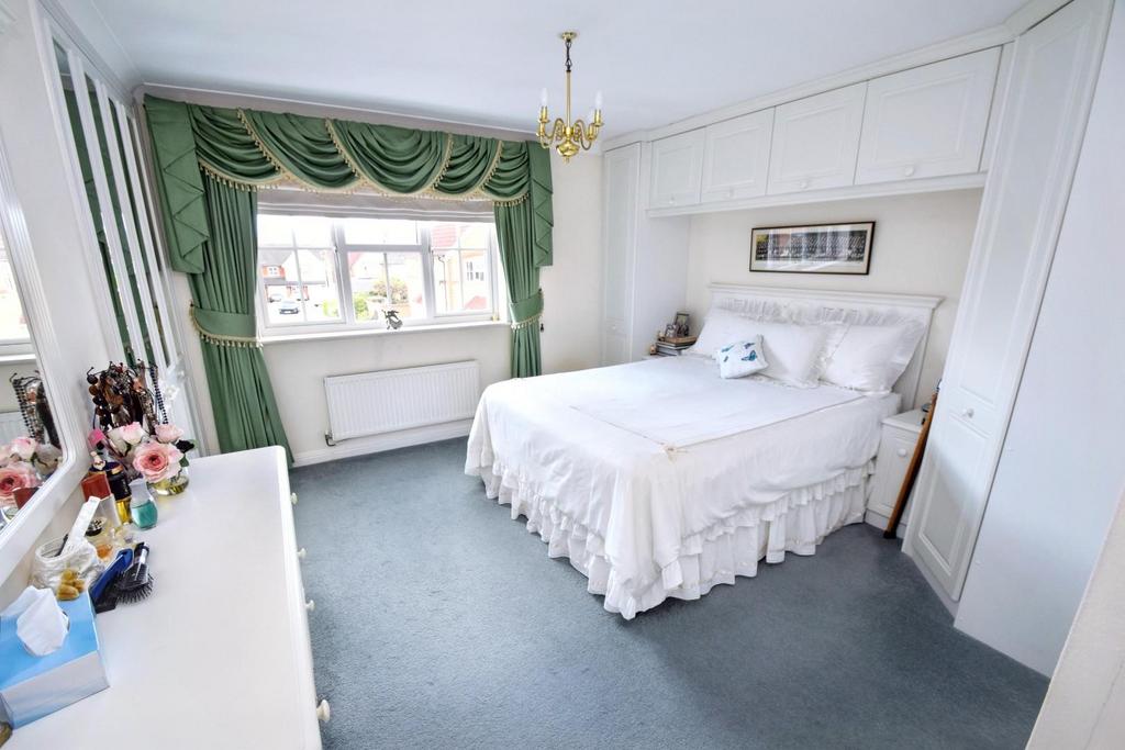 6 Lambourn Avenue bed 1.jpg
