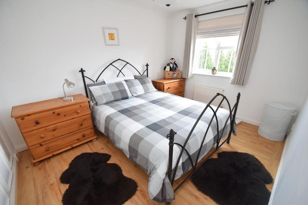 6 Lambourn Avenue bed 2.jpg