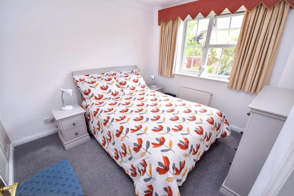 6 Lambourn Avenue bed 3.jpg