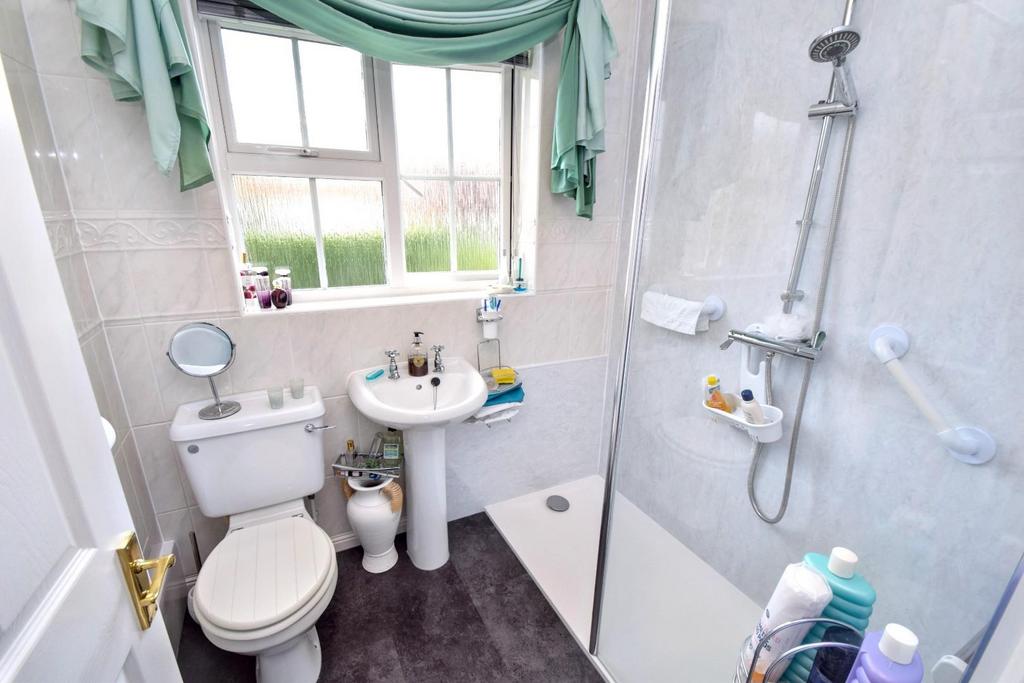 6 Lambourn Avenue bath.jpg