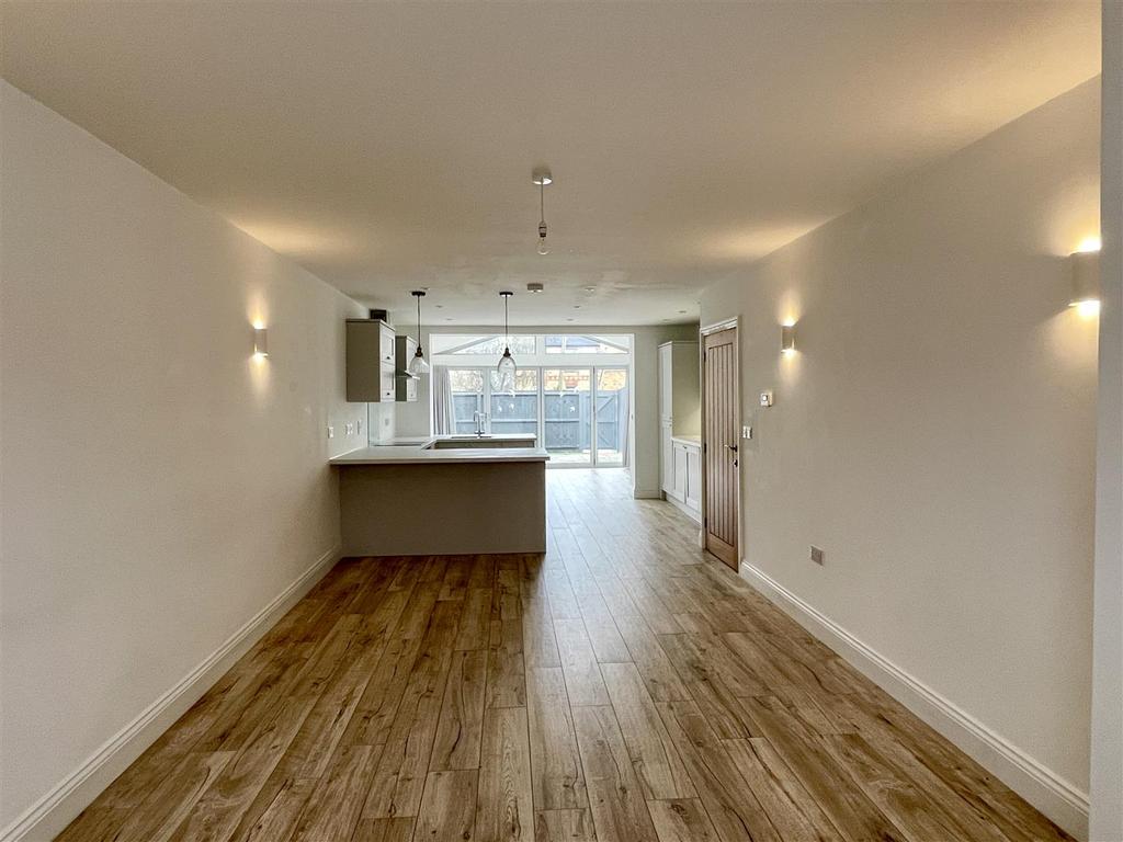 Sitting room/kitchen/dining area