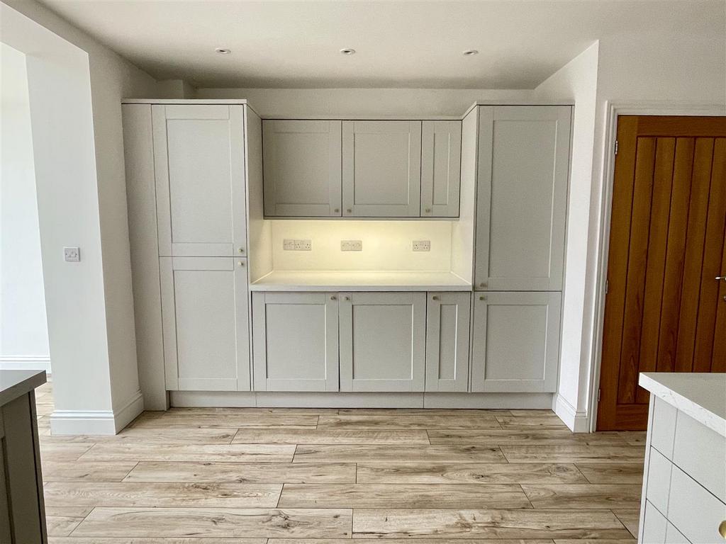 Sitting room/kitchen/dining area