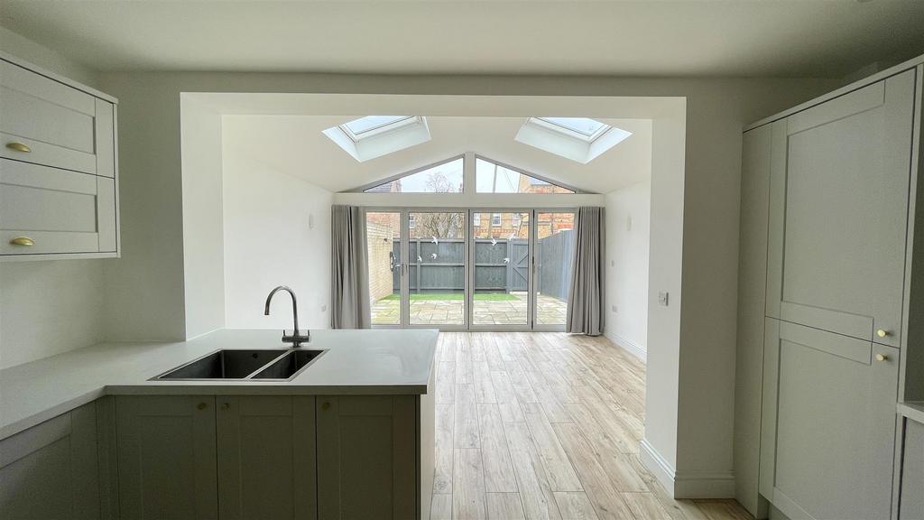 Sitting room/kitchen/dining area