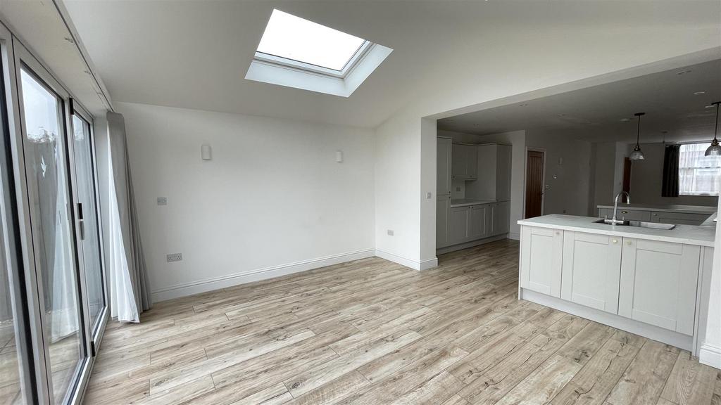 Sitting room/kitchen/dining area