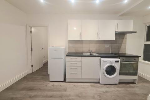 2 bedroom flat to rent, Main Road, Broomfield CM1