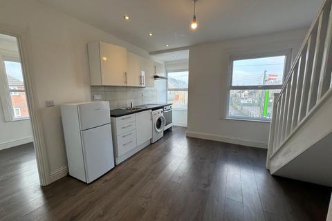 2 bedroom flat to rent, Main Road, Broomfield CM1