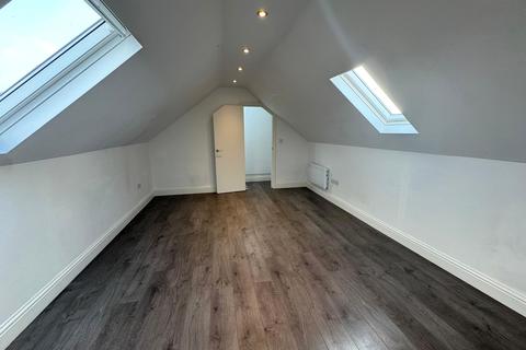 2 bedroom flat to rent, Main Road, Broomfield CM1
