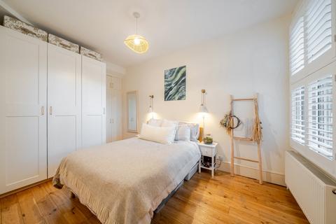 2 bedroom flat for sale, Shelton Road, Wimbledon, London, SW19