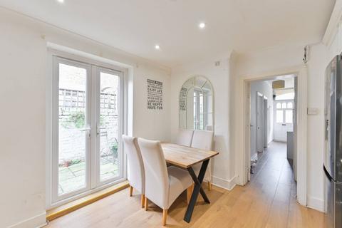 2 bedroom flat for sale, Silverthorne Road, Battersea, London, SW8