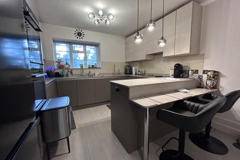 3 bedroom flat to rent, Mulberry Close, London NW4