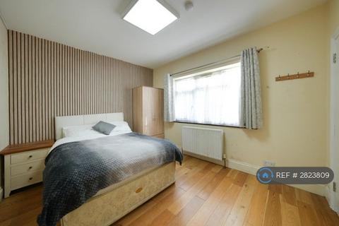 1 bedroom in a house share to rent, Adrienne Avenue, Southall, UB1