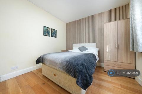 1 bedroom in a house share to rent, Adrienne Avenue, Southall, UB1