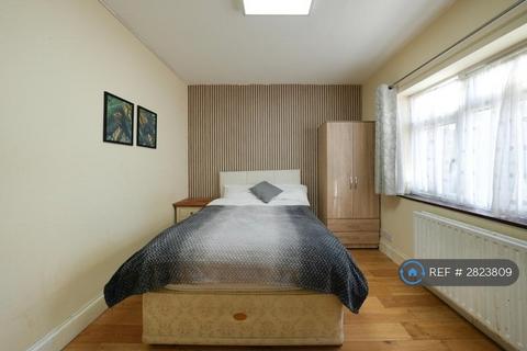 1 bedroom in a house share to rent, Adrienne Avenue, Southall, UB1