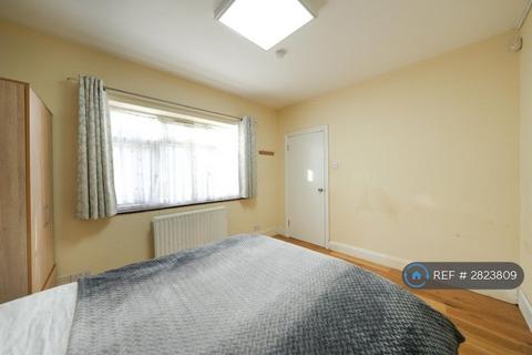 1 bedroom in a house share to rent, Adrienne Avenue, Southall, UB1