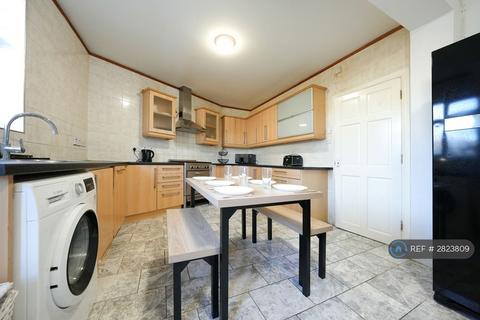1 bedroom in a house share to rent, Adrienne Avenue, Southall, UB1