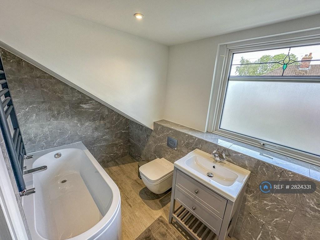 Room 4 - Ensuite - Bath, Toilet, Sink
