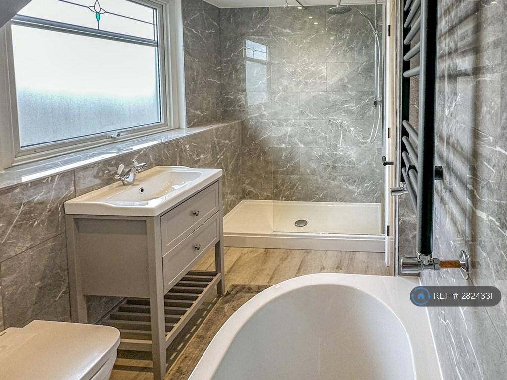 Room 4 - Ensuite