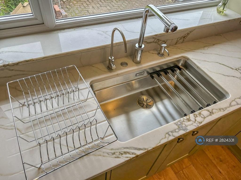 Kitchen Sink With Water Filter