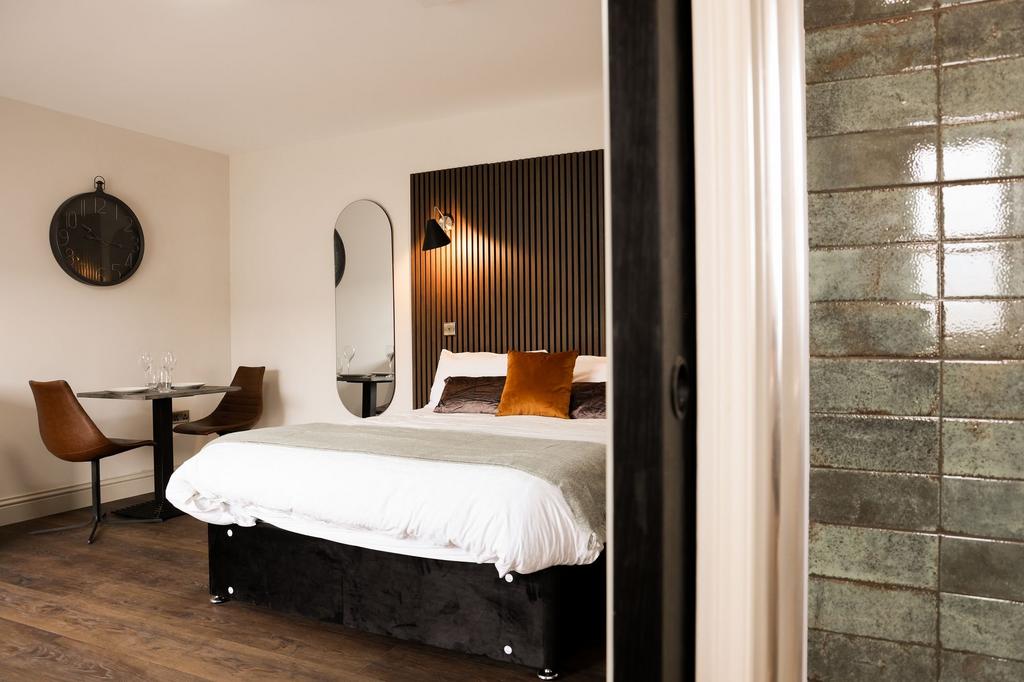 Stylish double room with dining nook...