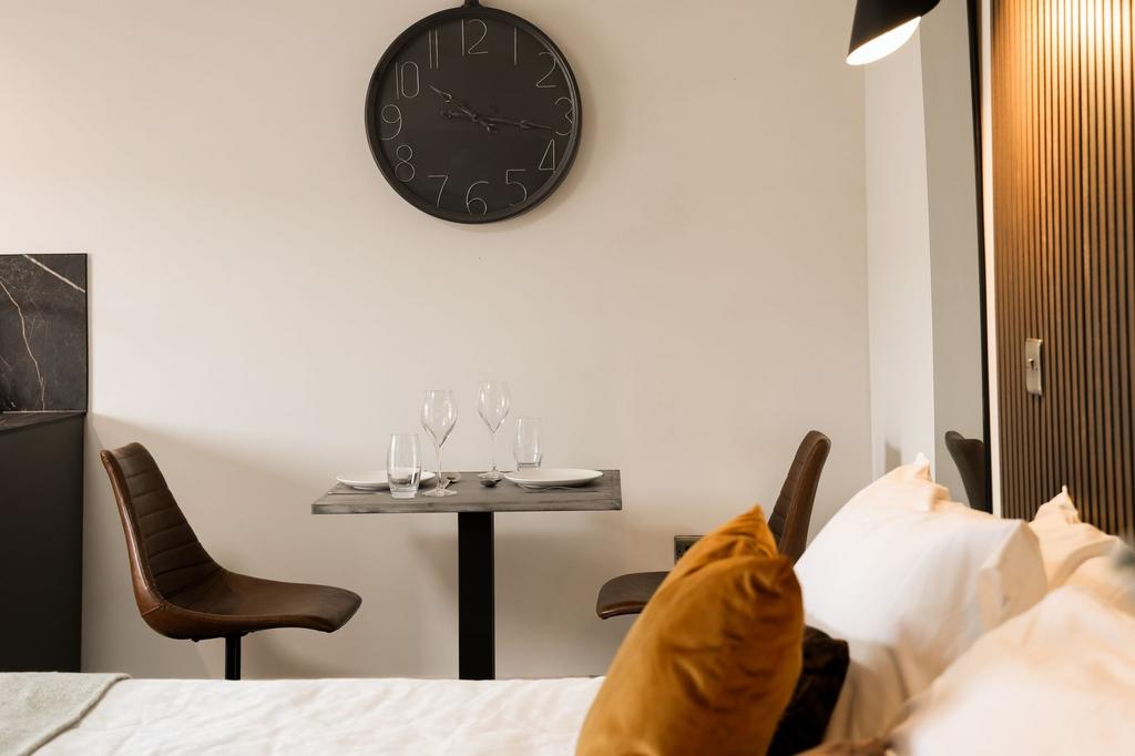 Stylish double bedroom with dining nook and dec...