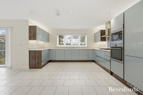 4 bedroom detached house for sale, Glades Close, Romford, RM1