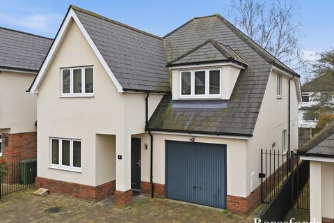 4 bedroom detached house for sale, Glades Close, Romford, RM1