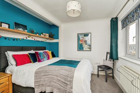 4 bedroom semi-detached house for sale, Chertsey Road, Byfleet, West Byfleet, Surrey, KT14