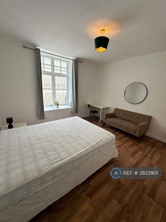 Bedroom 1 (Left)