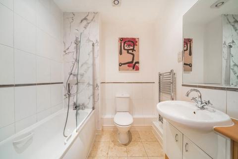 1 bedroom flat for sale, High Road, London N12