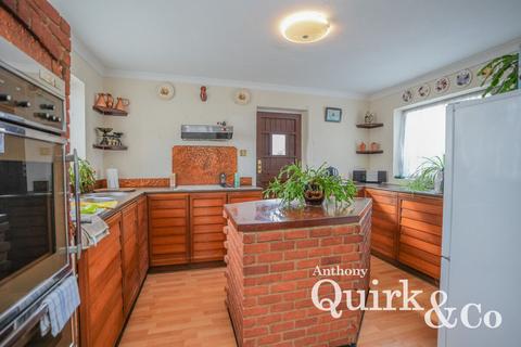 3 bedroom detached house for sale, Lylt Road, Canvey Island, SS8