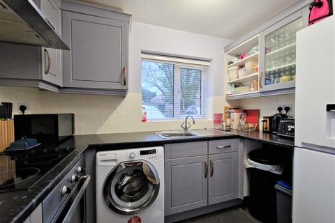 1 bedroom terraced house to rent, Heather Mead, Frimley, Camberley, GU16