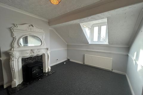 2 bedroom flat to rent, Northenden Road, Sale, M33