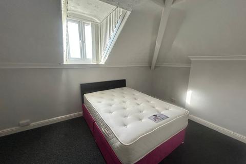 2 bedroom flat to rent, Northenden Road, Sale, M33
