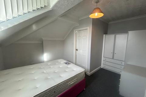 2 bedroom flat to rent, Northenden Road, Sale, M33