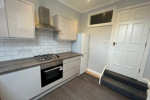 2 bedroom flat to rent, Northenden Road, Sale, M33