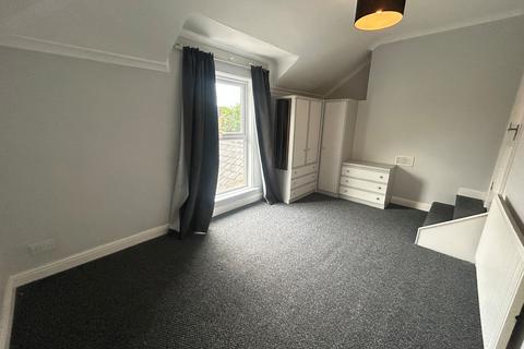 2 bedroom flat to rent, Northenden Road, Sale, M33