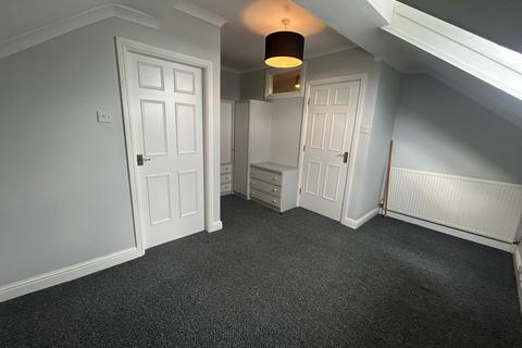 2 bedroom flat to rent, Northenden Road, Sale, M33
