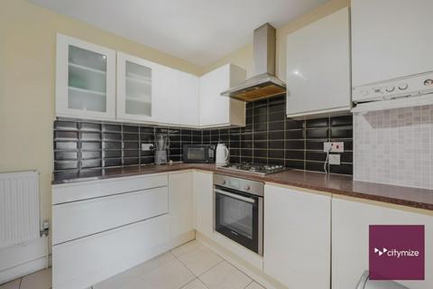 3 bedroom end of terrace house to rent, Easebourne Road, Dagenham