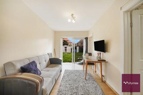 3 bedroom end of terrace house to rent, Easebourne Road, Dagenham