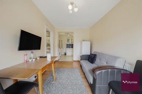 3 bedroom end of terrace house to rent, Easebourne Road, Dagenham