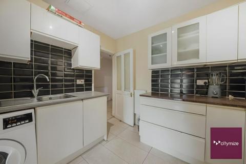 3 bedroom end of terrace house to rent, Easebourne Road, Dagenham