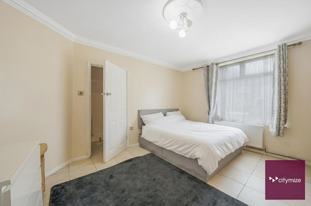 Bedroom 1 (Front Room)