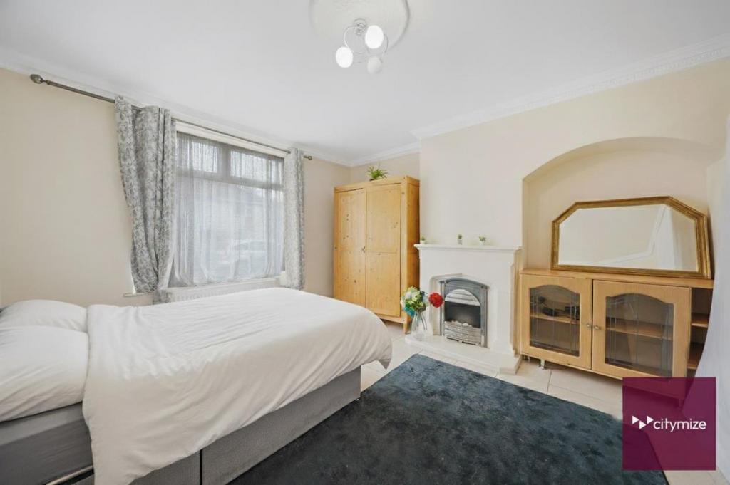 Bedroom 1 (Front Room)