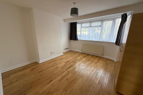 2 bedroom detached house to rent, Cannons Court, Stonegrove, Edgware