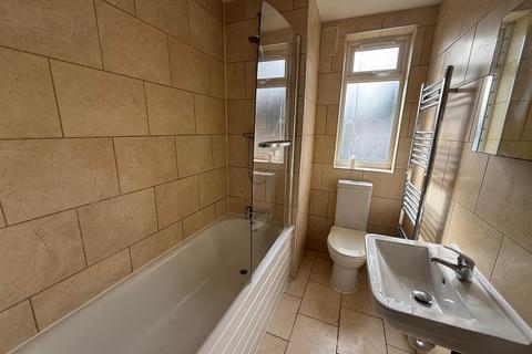 2 bedroom detached house to rent, Cannons Court, Stonegrove, Edgware