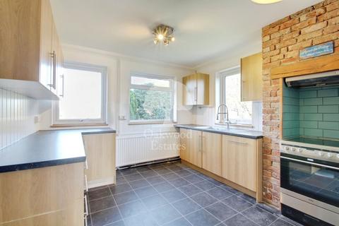 4 bedroom detached house to rent, Crimp Hill Road, Windsor SL4