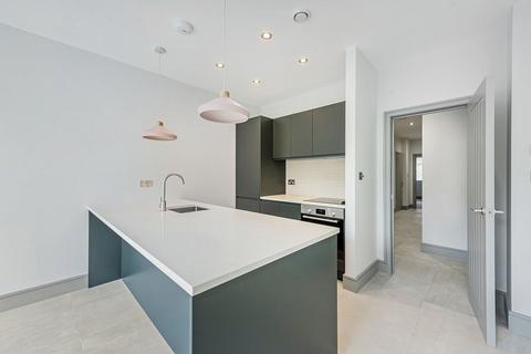3 bedroom flat for sale, Woodborough Road, London, SW15