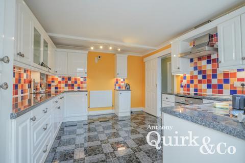 2 bedroom detached bungalow for sale, Dewyk Road, Canvey Island, SS8