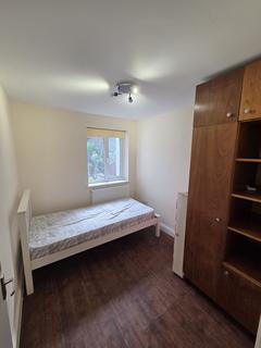 2 bedroom flat to rent, The Vale, London NW11